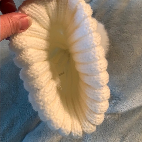 ❄️Knit pompom Hat - Never worn❄️ - Picture 2 of 2